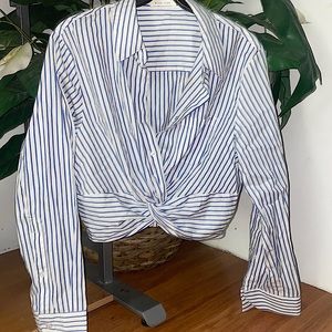 Mind code
Size L
Crop top
Button up